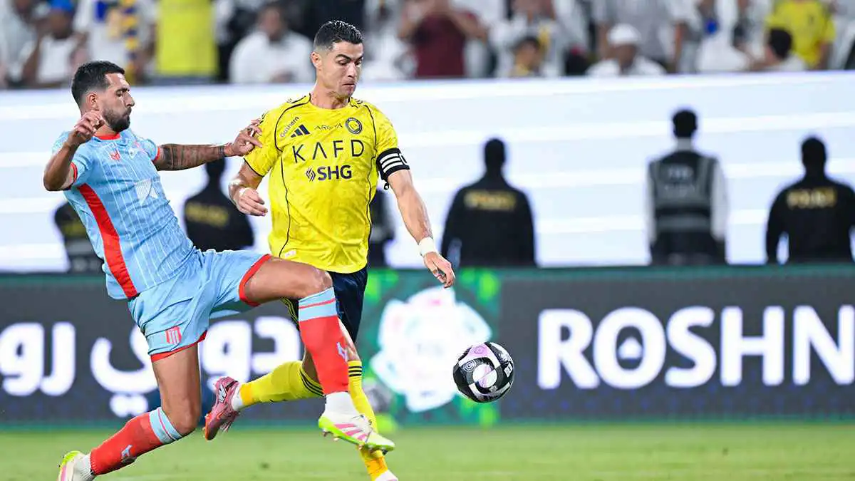 لقطة اليوم.. كريستيانو رونالدو يقلد لاعب الرياض (فيديو)