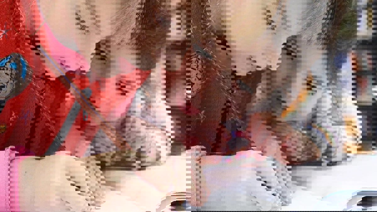 دراسة تكشف أسباب قدرة الأطفال على التعلم أسرع من البالغين