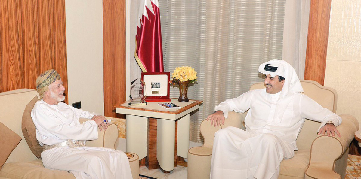 أمير قطر يستقبل وزير الخارجية العُماني في زيارة "غير معلنة"