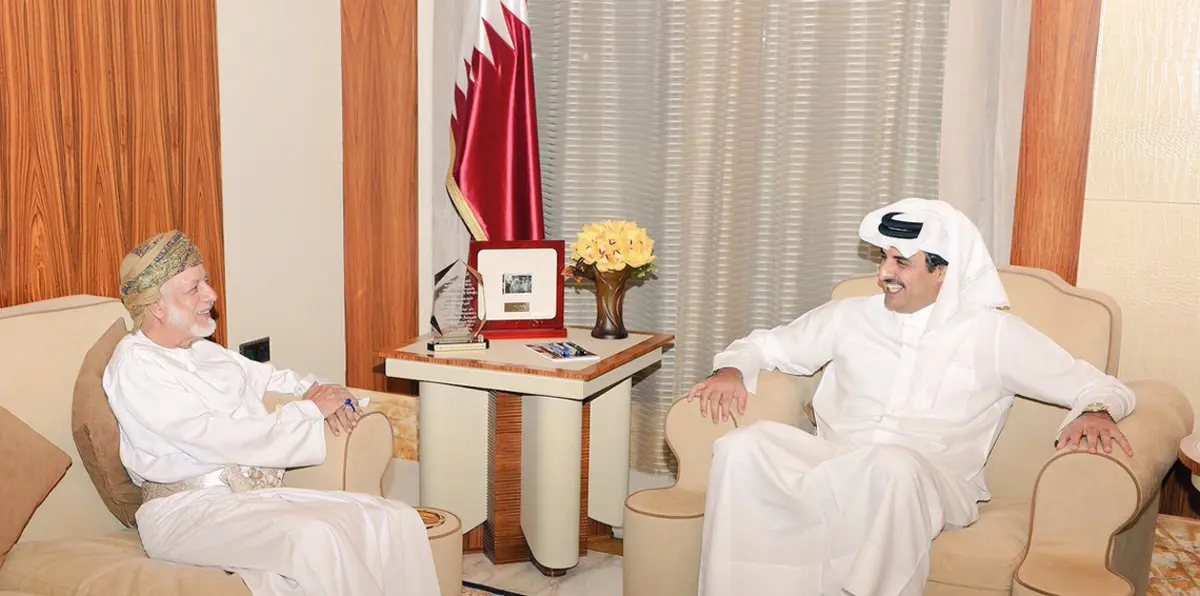 أمير قطر يستقبل وزير الخارجية العُماني في زيارة "غير معلنة"