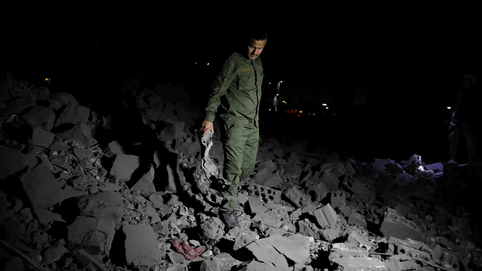 واشنطن تواصل تدمير مخازن أسلحة الحوثيين المحصّنة في صنعاء (فيديو)