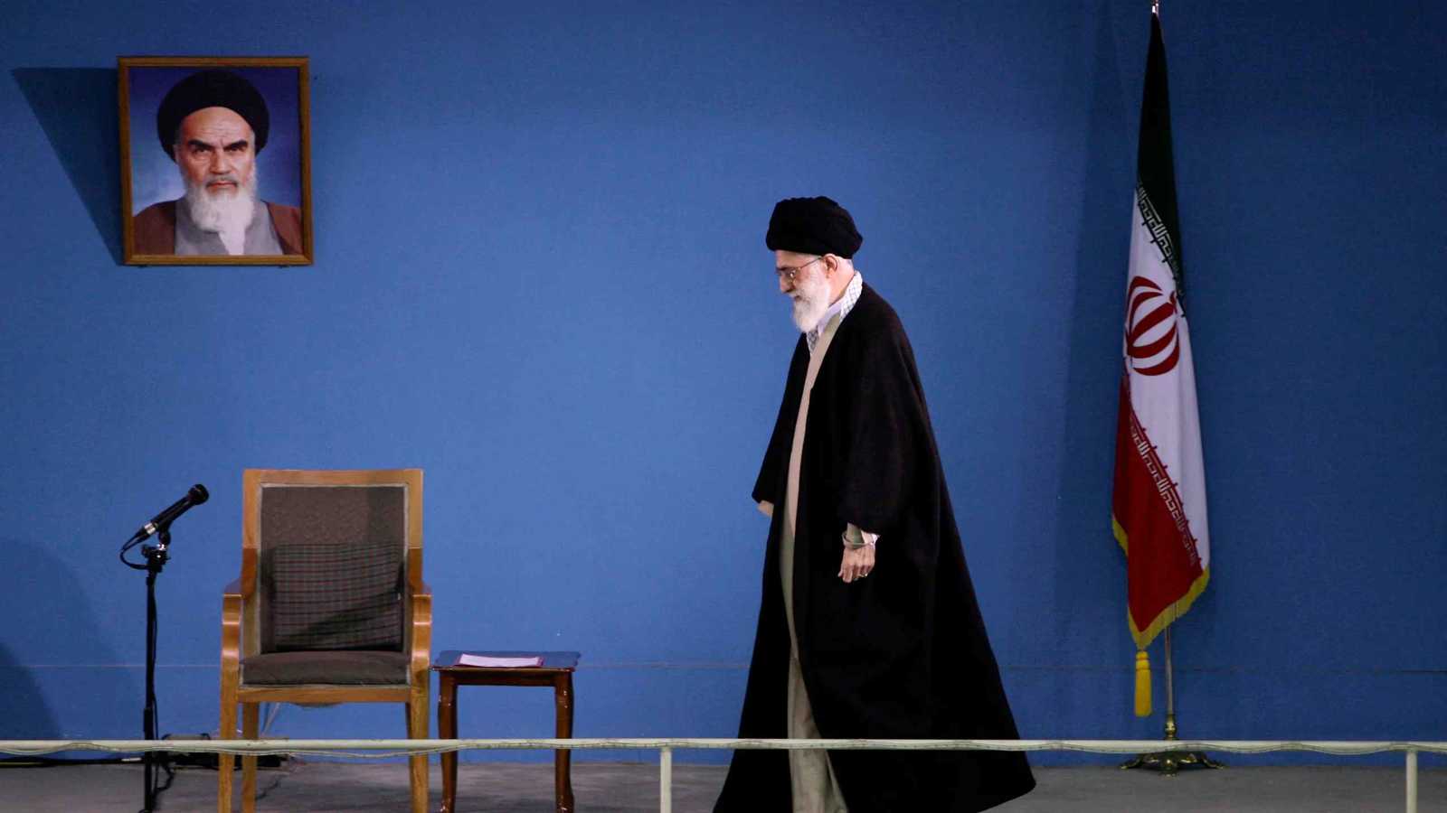 إعادة فرض عقوبات الترويكا.. إيران أمام "مأزق" سياسي واقتصادي