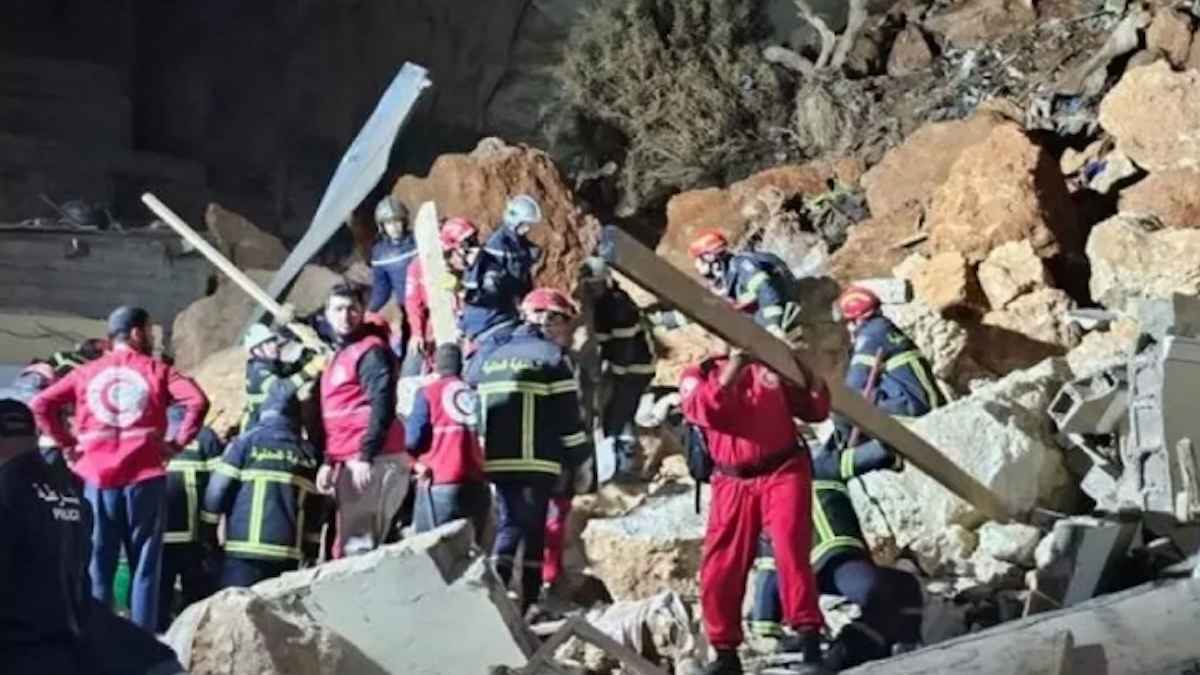 انزلاق أرضي خطف زوجته وأولاده الثلاثة.. مأساة وهران تهزّ الجزائر (فيديو)