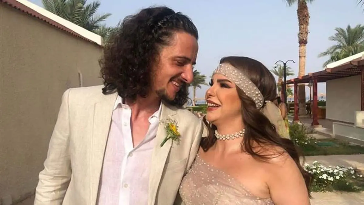 دنيا عبدالعزيز تحتفل بزفافها على شاب من خارج الوسط الفني