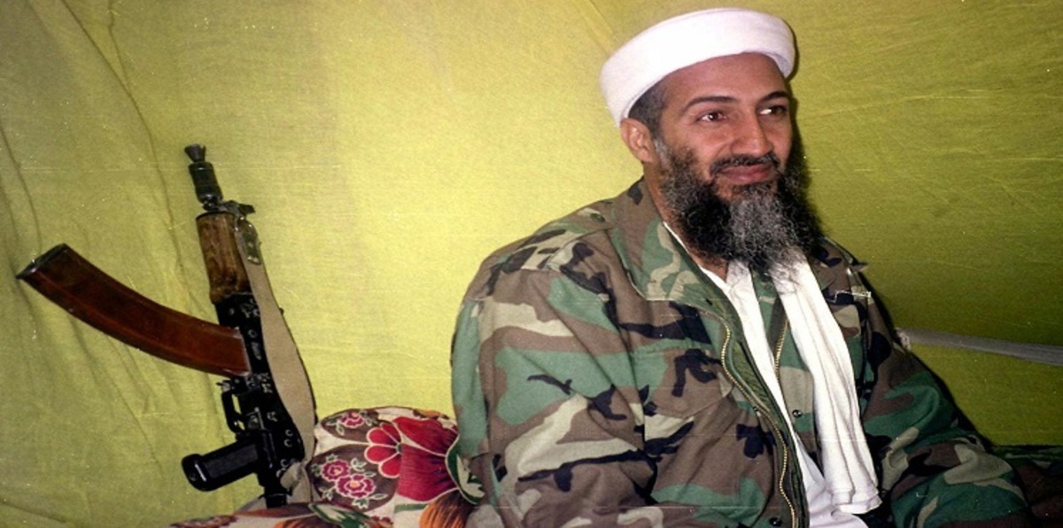 بالصور.. صدام حسين يحاول استخراج بطاقة هوية لأسامة بن لادن