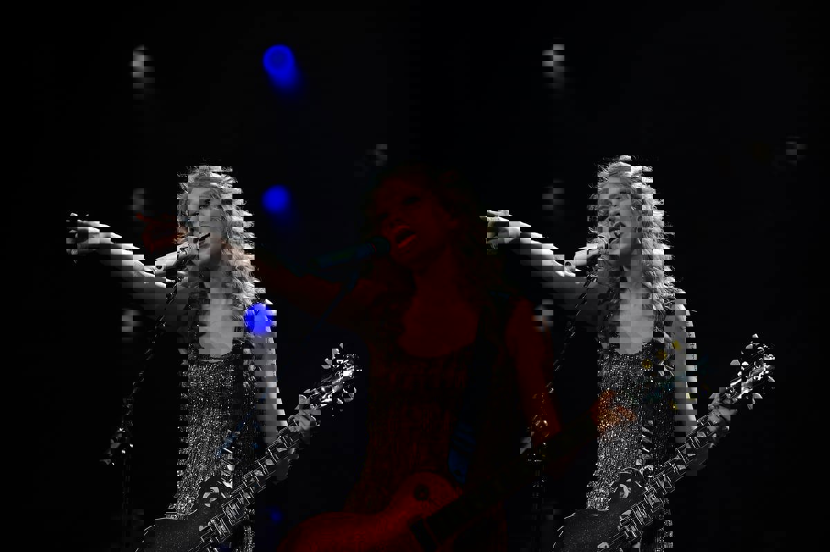 حبيب تايلور سويفت يفاجئ جمهورها بظهوره الأول على المسرح (فيديو)