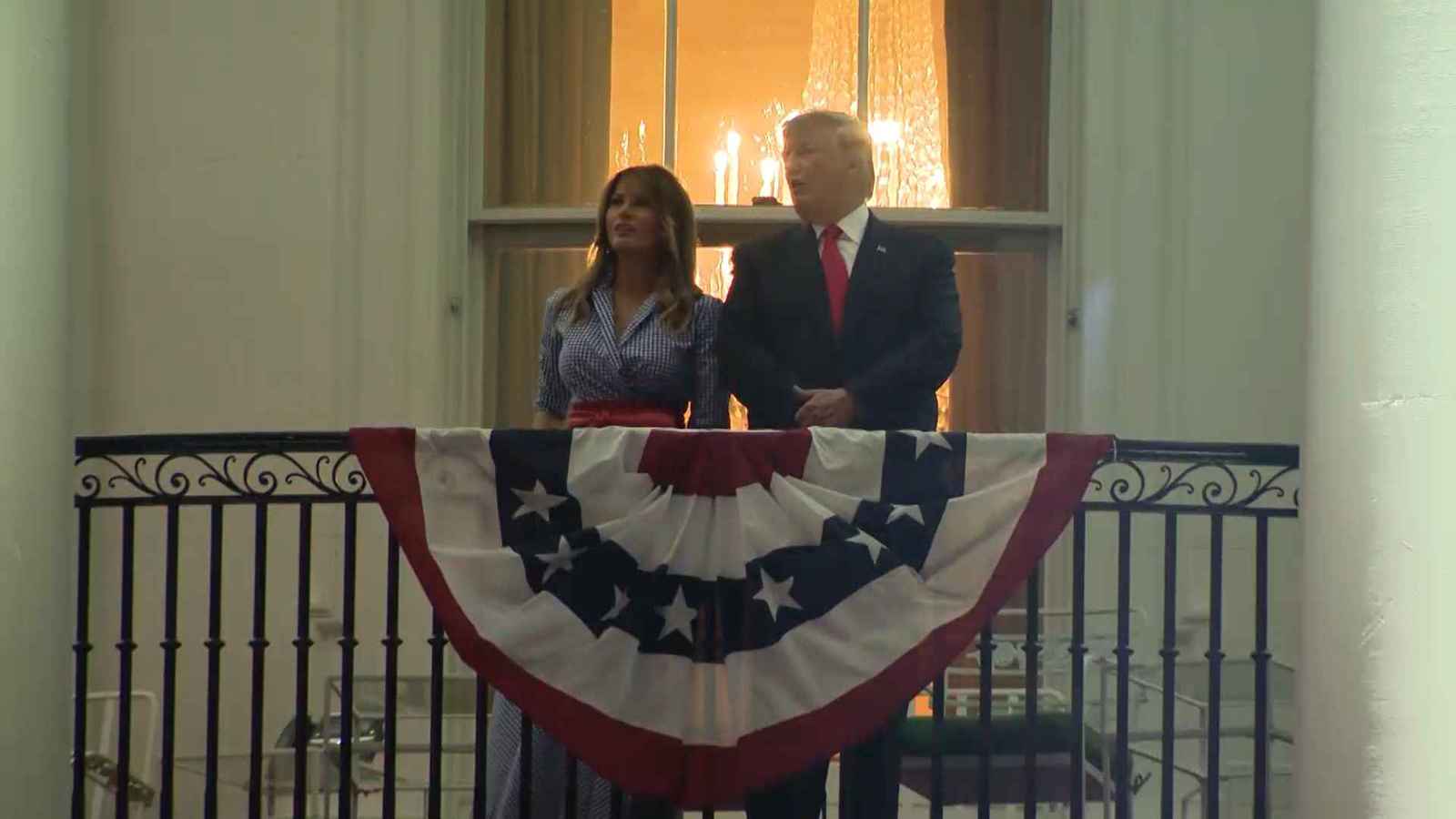 "قبلة على الشرفة".. ميلانيا تسرق الأضواء من عرض ترامب العسكري (فيديو)