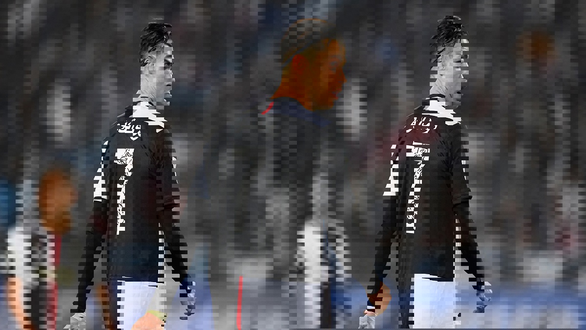 مباراة يوفنتوس ولاتسيو.. شاهد.. رونالدو يعثر على هاتف محمول في وسط الملعب (صور)