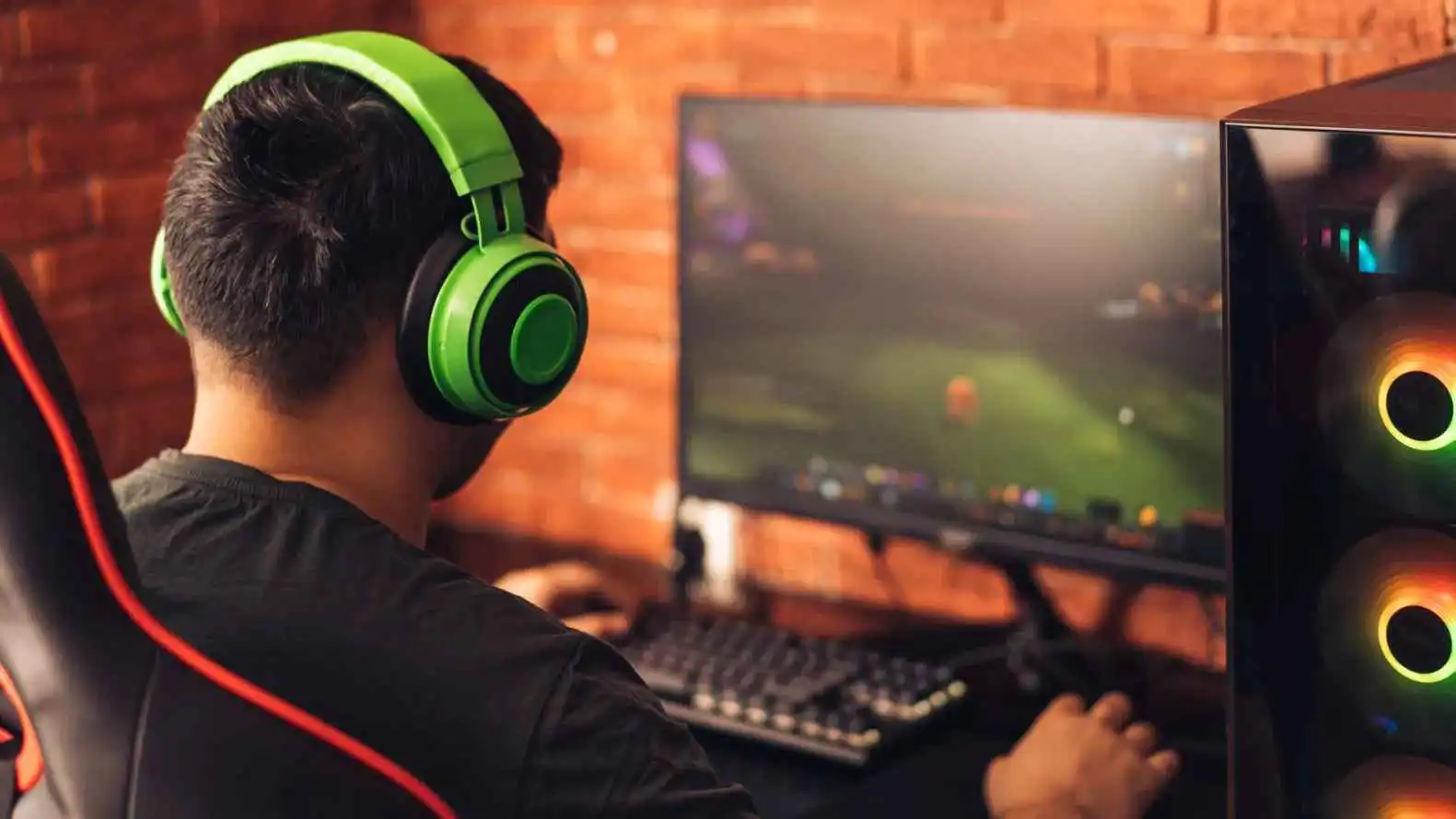 الشاشة المثالية للألعاب.. ماذا تنتقي؟