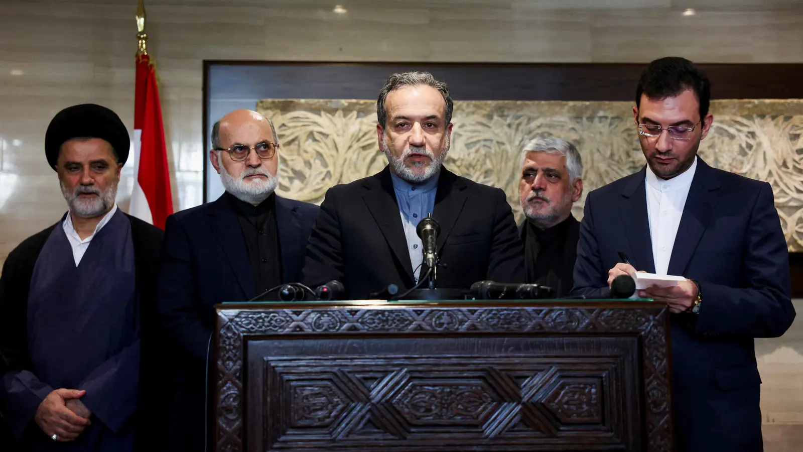 زيارات قاليباف وعراقجي لبيروت.. هل تسلمت إيران "دفة القيادة" في لبنان؟