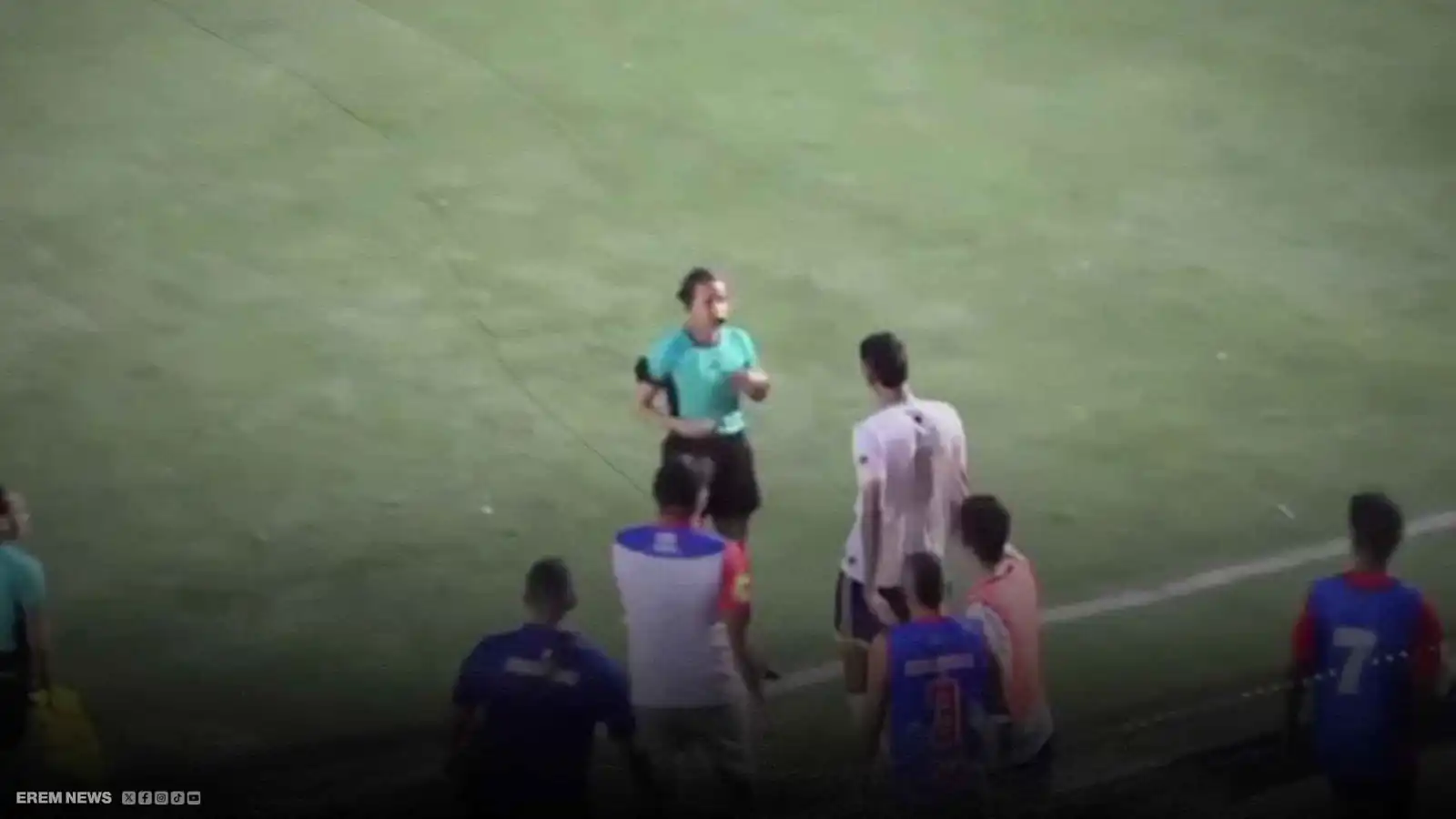 "فيديو صادم".. لاعب يصفع حكمة كولومبية ويشعل الغضب