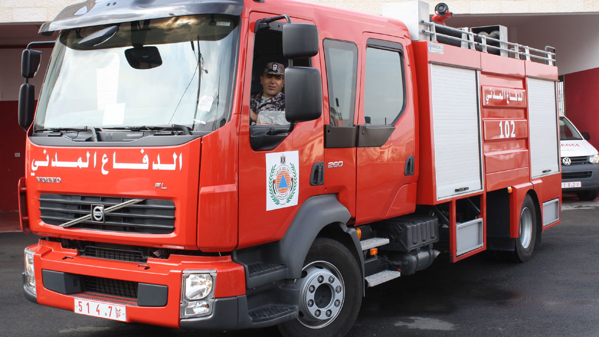 حريق هائل بمبنى قرب المصرف المركزي اليمني في عدن (فيديو وصور)