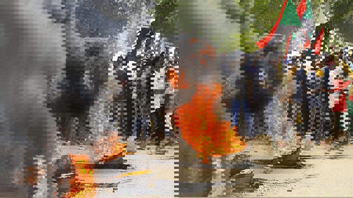 السودان.. محتجون يحرقون مباني رئاسة حكومة إقليم النيل الأزرق 