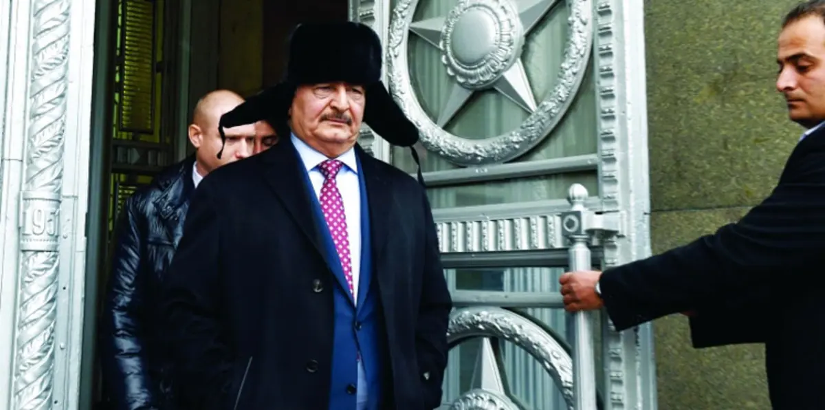 خليفة حفتر يجتمع برئيس الأركان الروسي في قاعدة بحرية بطبرق الليبية