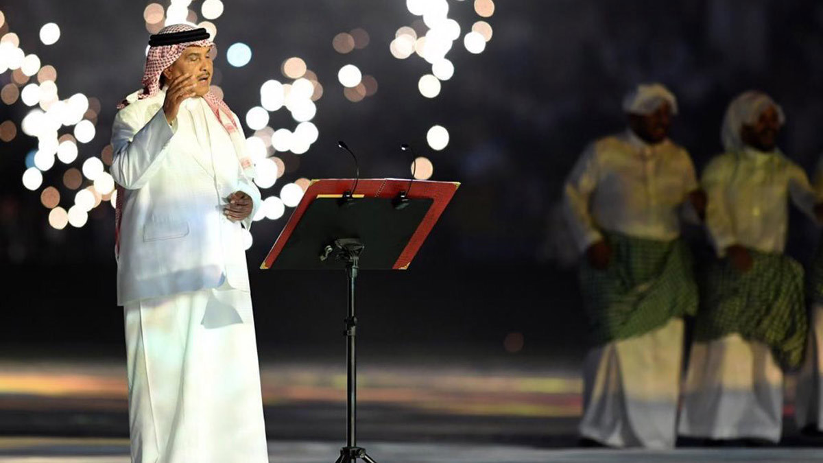 محمد عبده يغني أوبريت "مولد أمة" في مباراة الاتحاد والتعاون.. و"لقطة أبوية" مع الملك سلمان (صور)