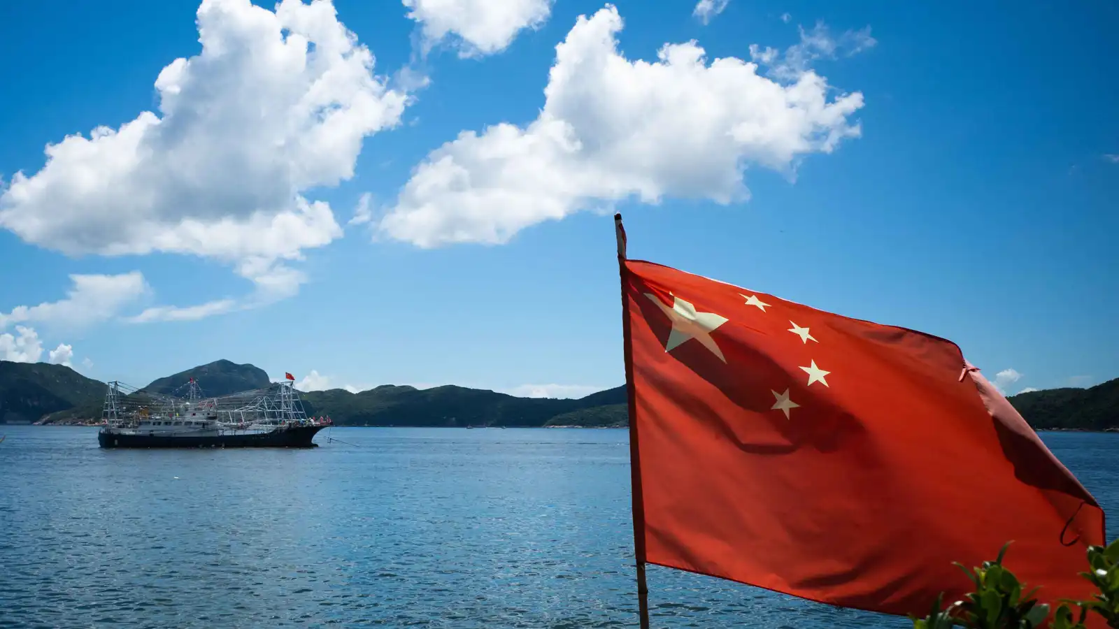 الصين تبني جزيرة عسكرية قرب سواحل فيتنام (صور)