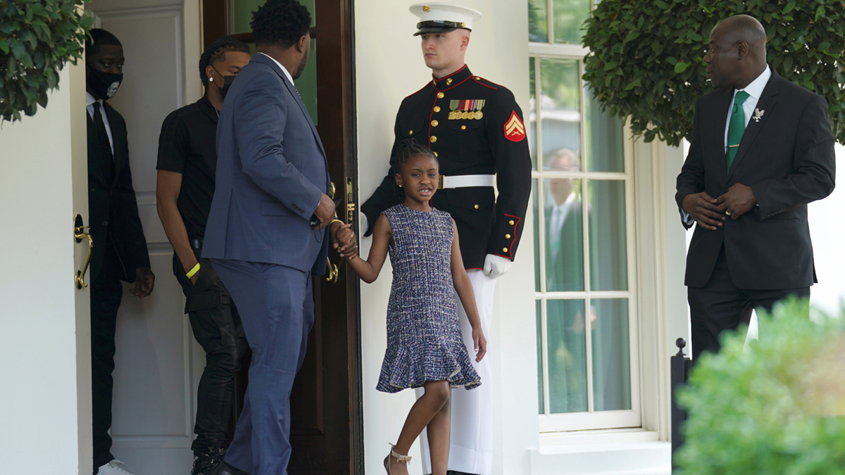 بايدن يستقبل أسرة جورج فلويد‎ (فيديو)