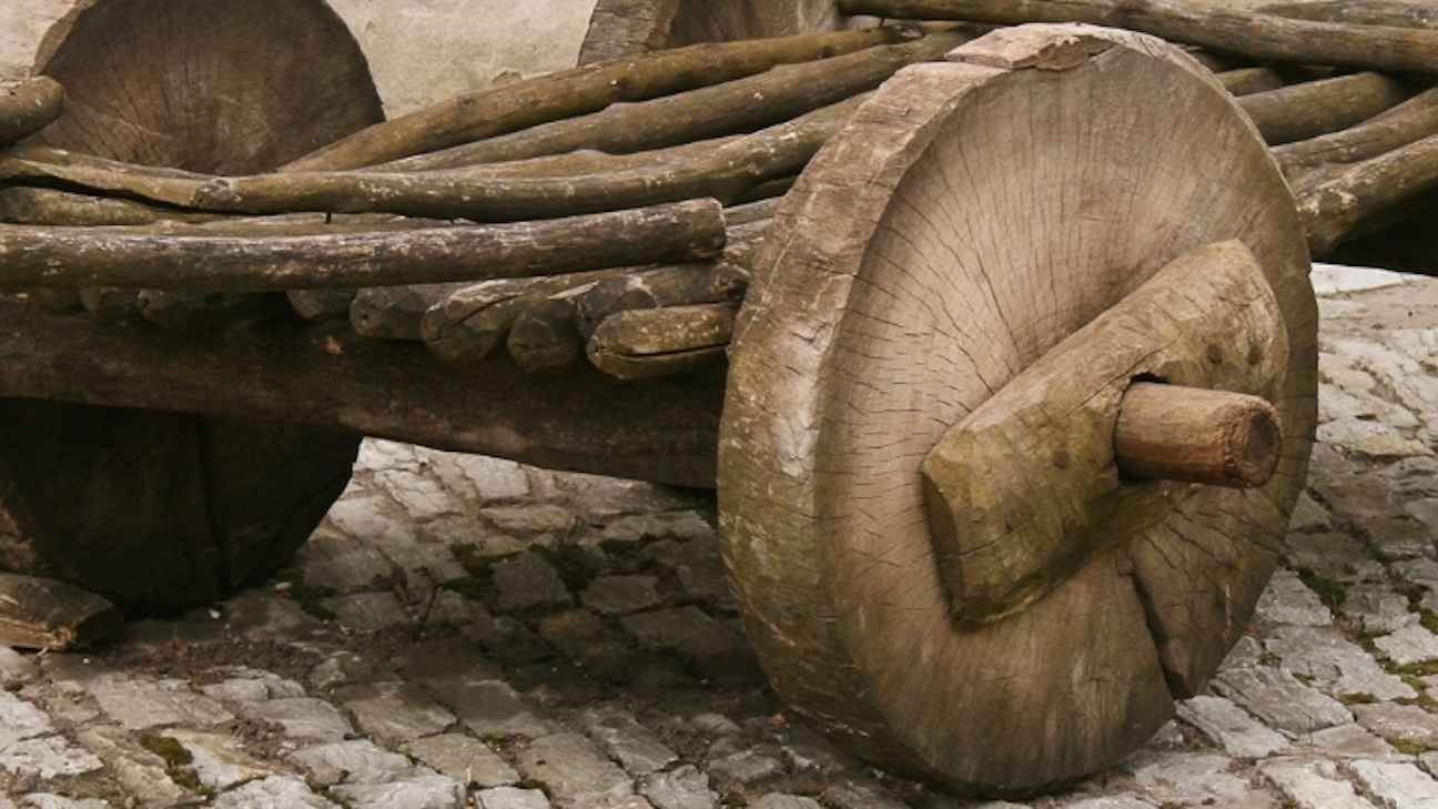 ما السبب الرئيس الذي قاد إلى اختراع العجلة؟ (صورة)