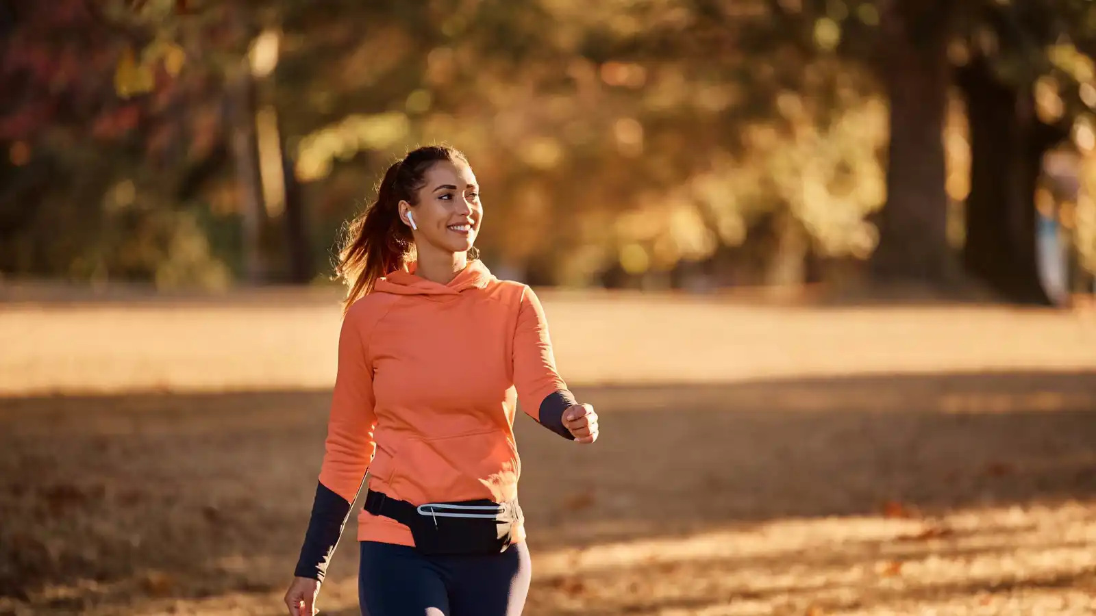 المشي مع الموسيقى.. كيف يُحسّن المزاج والتركيز؟