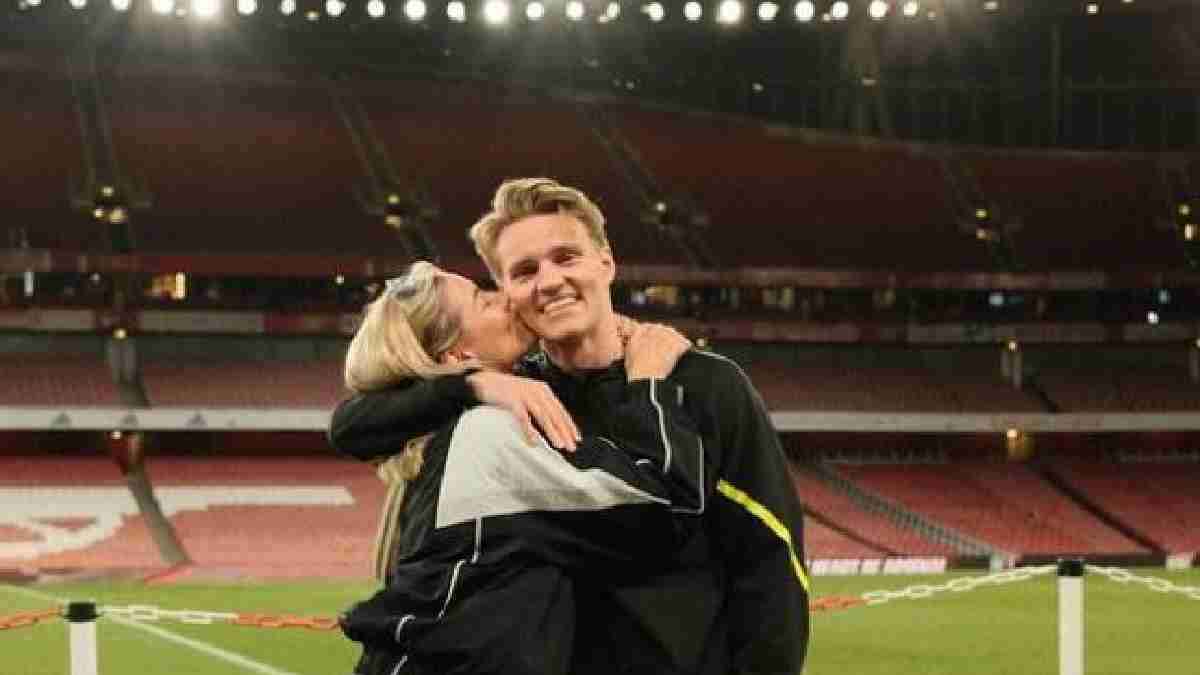 نجم آرسنال يتزوج صديقته "سرًا" (صور)