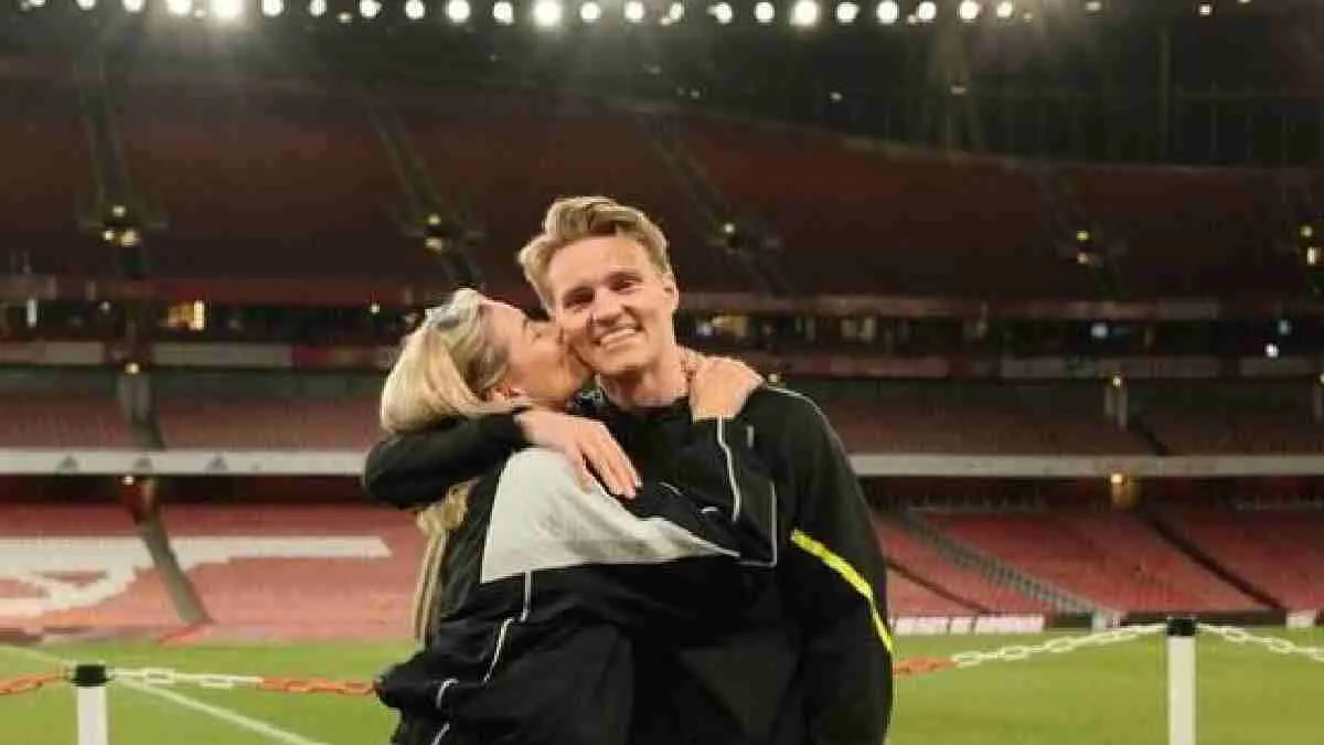 نجم آرسنال يتزوج صديقته "سرًا" (صور)