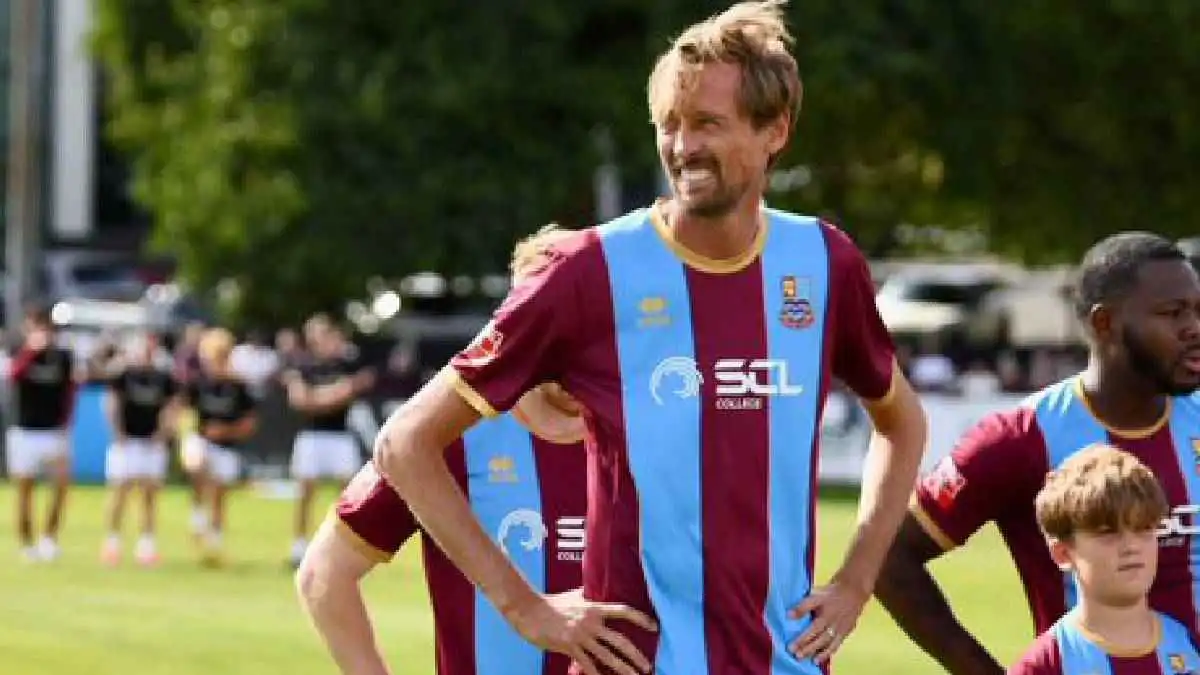 بسبب الفانتازي.. أسطورة ليفربول ينفذ عقوبة أصدقائه في مباراة رسمية (فيديو)