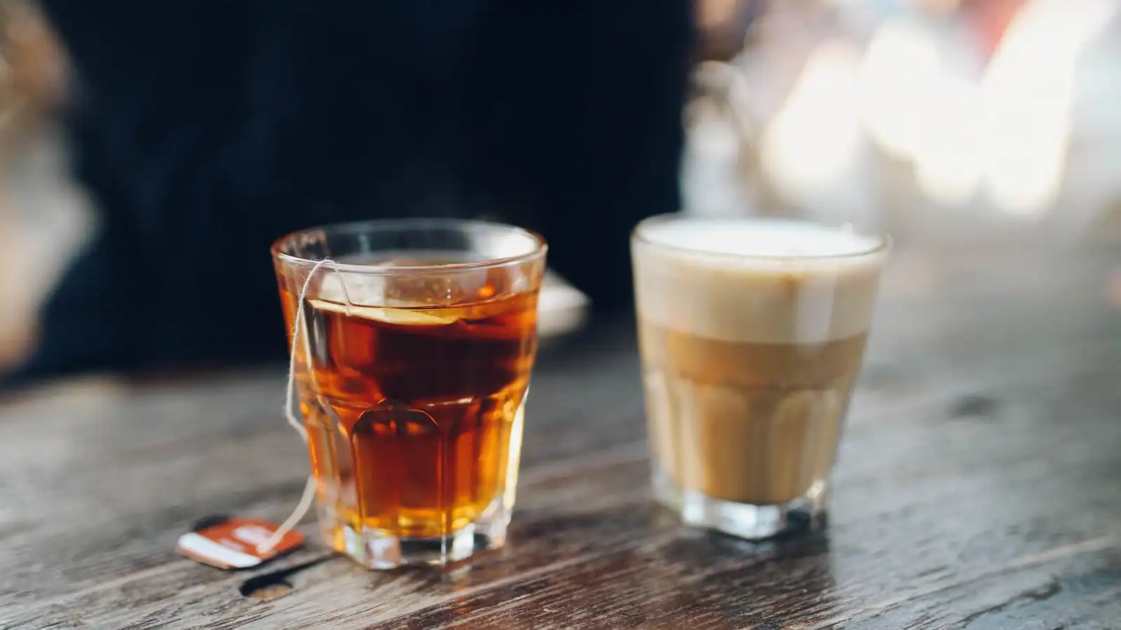 فنجان القهوة أو الشاي.. سر صباحي قد يحمي دماغك