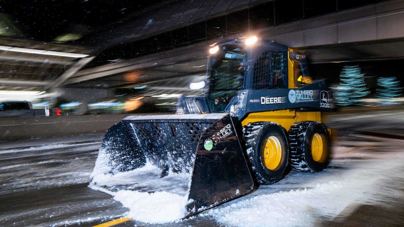 العواصف الثلجية تشل الحركة في 5 ولايات أمريكية (صور وفيديو)