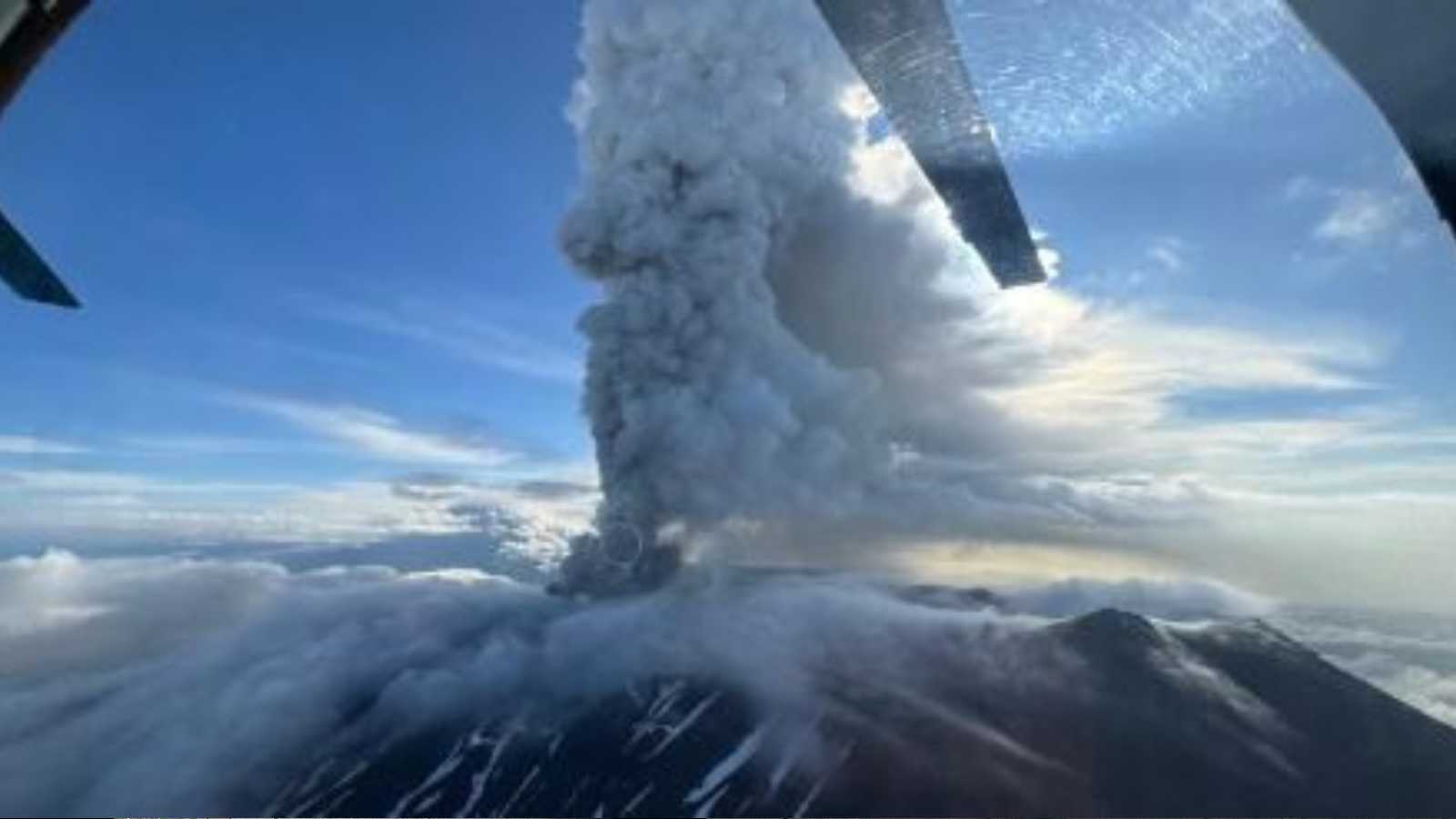 لأول مرة منذ 600 عام.. ثوران بركان في كامتشاتكا الروسية (فيديو)