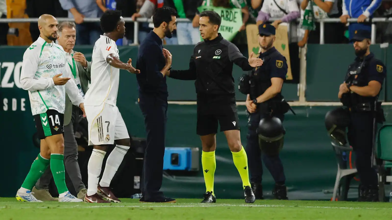 خطأ فادح ومؤثر.. تقييم حكم مباراة ريال مدريد وبيتيس