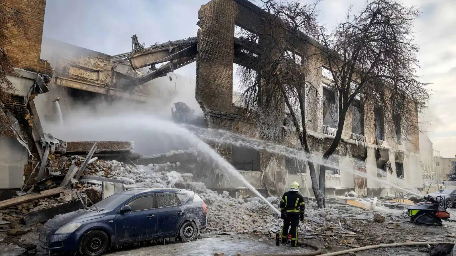 رجل إطفاء في موقع مبنى استُهدف بطائرة روسية مسيّرة، في كييف، أوكرانيا