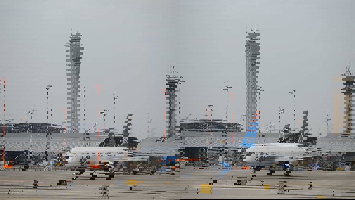 هلع بمطار إسرائيلي بعد جلب سياح قذيفة لم تنفجر عثروا عليها في الجولان