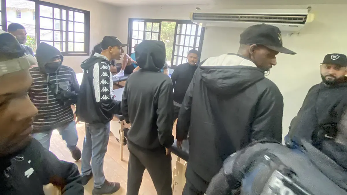 مشجعون يقتحمون المجمع التدريبي لفريق بوتافوجو البرازيلي احتجاجا على تراجع المستوى (فيديو)