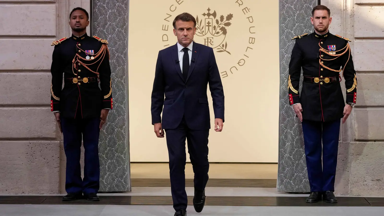 لماذا رفض ماكرون وساطة بوتين في نزاع إيران وإسرائيل؟