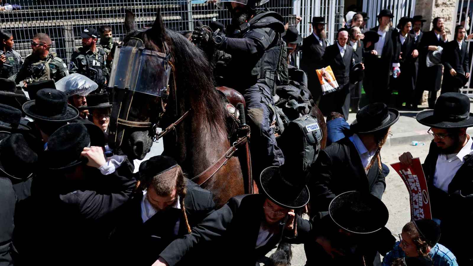 استطلاع: الإسرائيليون يؤيدون فرض عقوبات على "رافضي التجنيد"