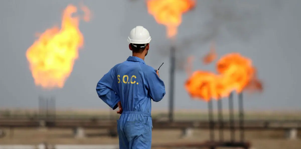 وكالة الطاقة تخفض توقعها للطلب على النفط مع اقتراب السعر من 80 دولارًا