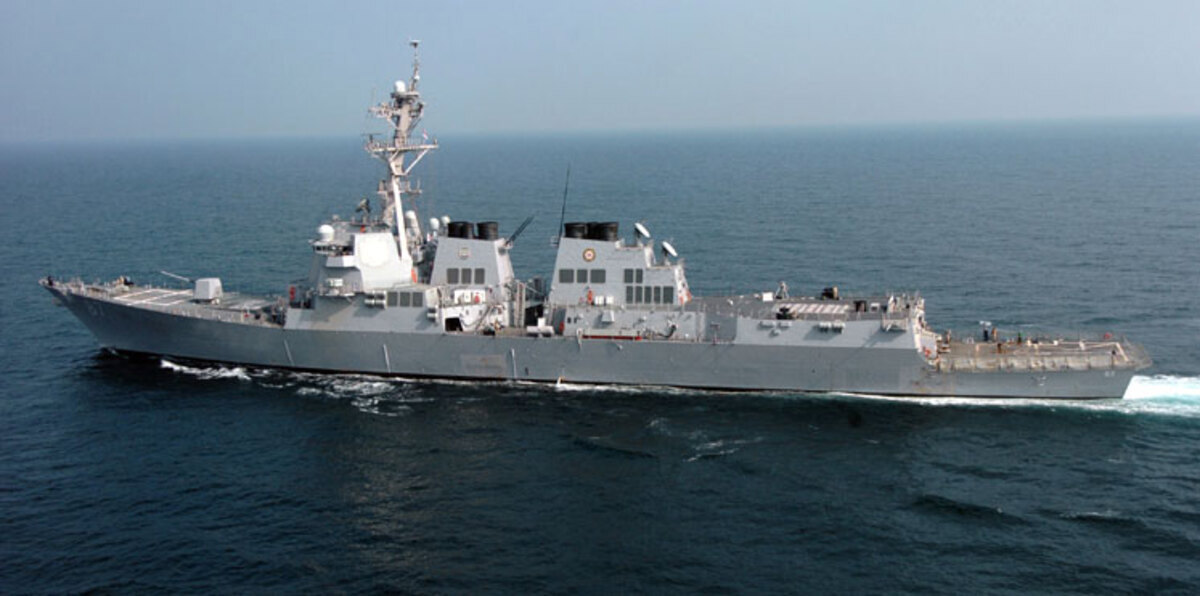 الإمارات تدين استهداف الحوثيين مدمرة أمريكية في باب المندب