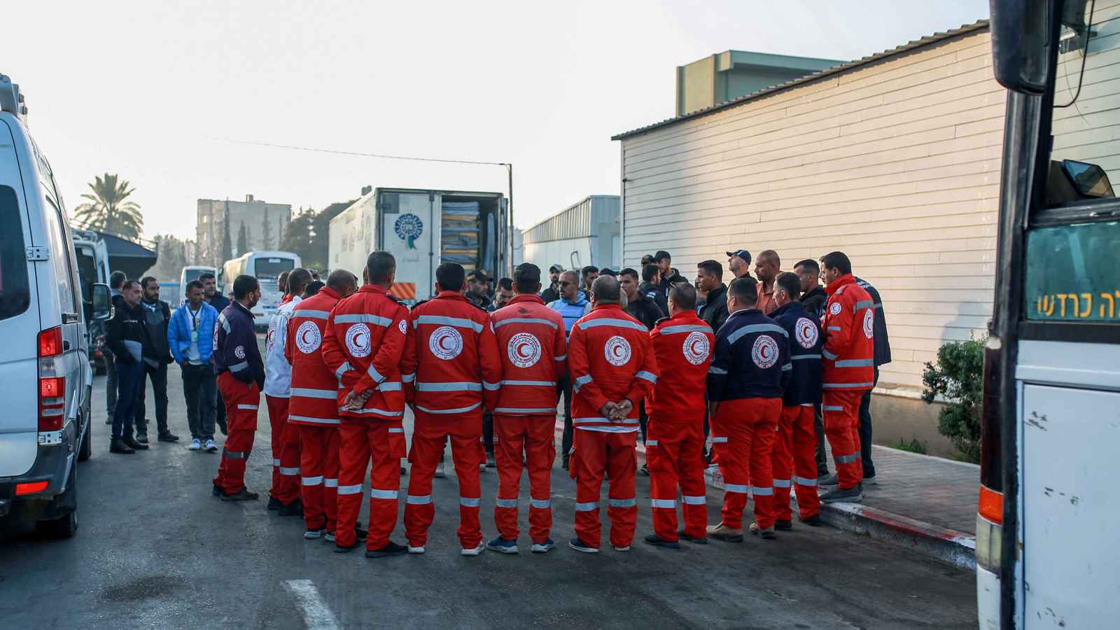 "الغارديان" تكشف تفاصيل "صادمة" عن مقتل المسعفين في رفح