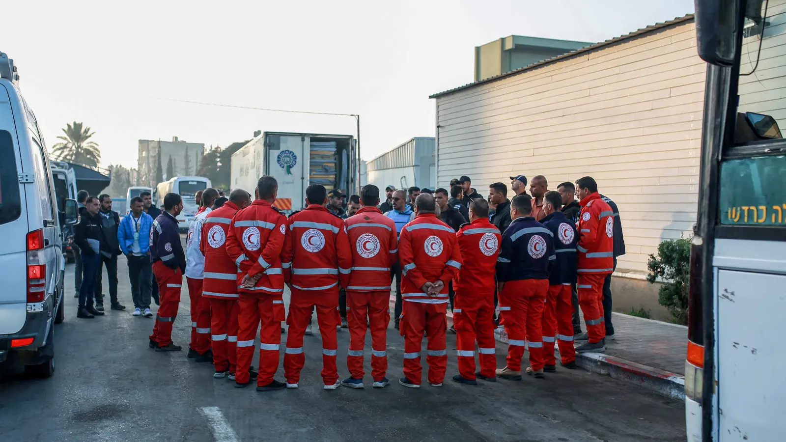 "الغارديان" تكشف تفاصيل "صادمة" عن مقتل المسعفين في رفح