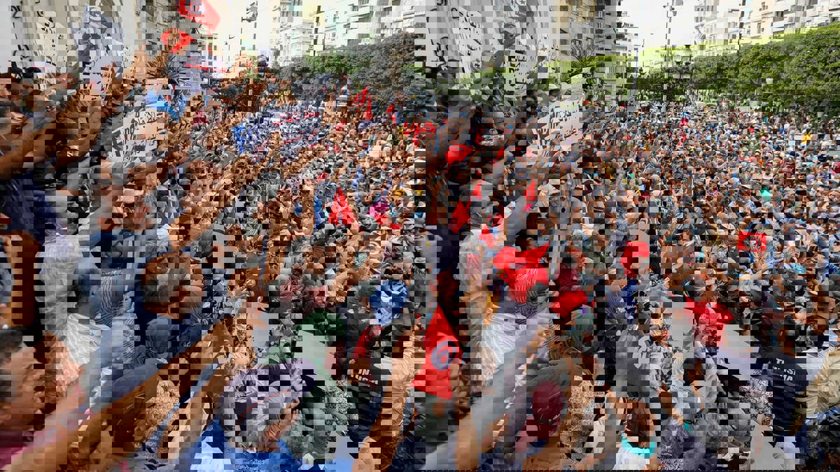 آلاف التونسيين يحتجون رفضًا للاستفتاء على الدستور
