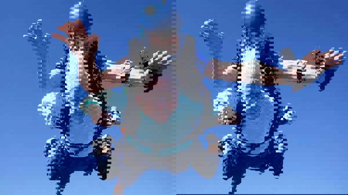 قبل إدراج اسمها في "غينيس".. وفاة أكبر معمرة قفزت بالمظلة