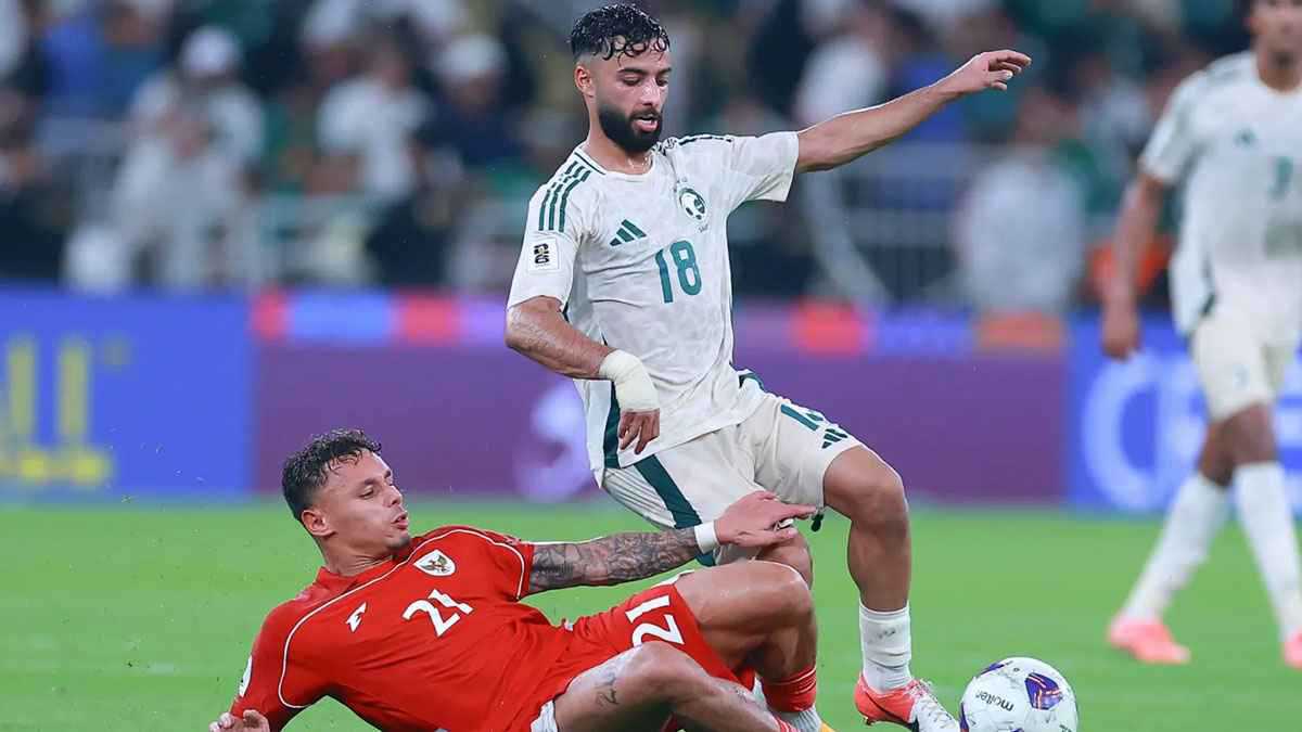 ليس والده.. من الشخص الذي احتفل معه صالح أبو الشامات بهدفه في إندونيسيا؟ (فيديو)