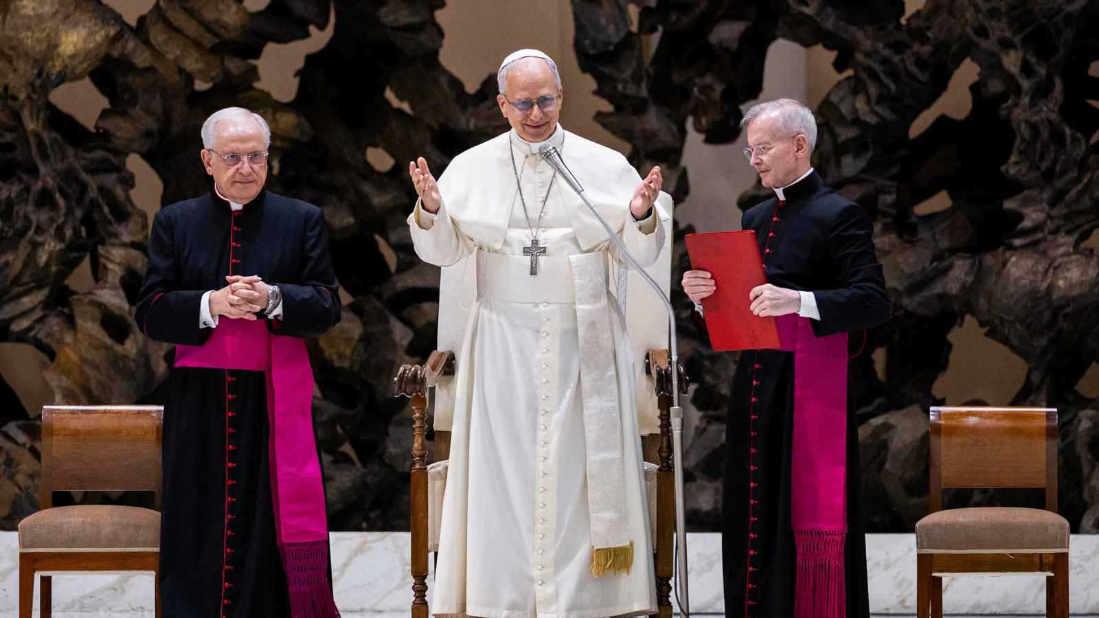 بعد الضربات الأمريكية.. مادورو يطلب المساعدة من بابا الفاتيكان