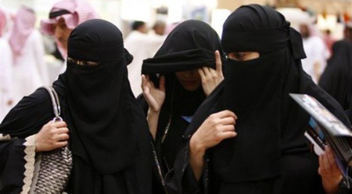 نساء سعوديات يضربن متحرشين في متنزه