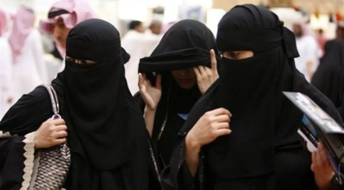 نساء سعوديات يضربن متحرشين في متنزه