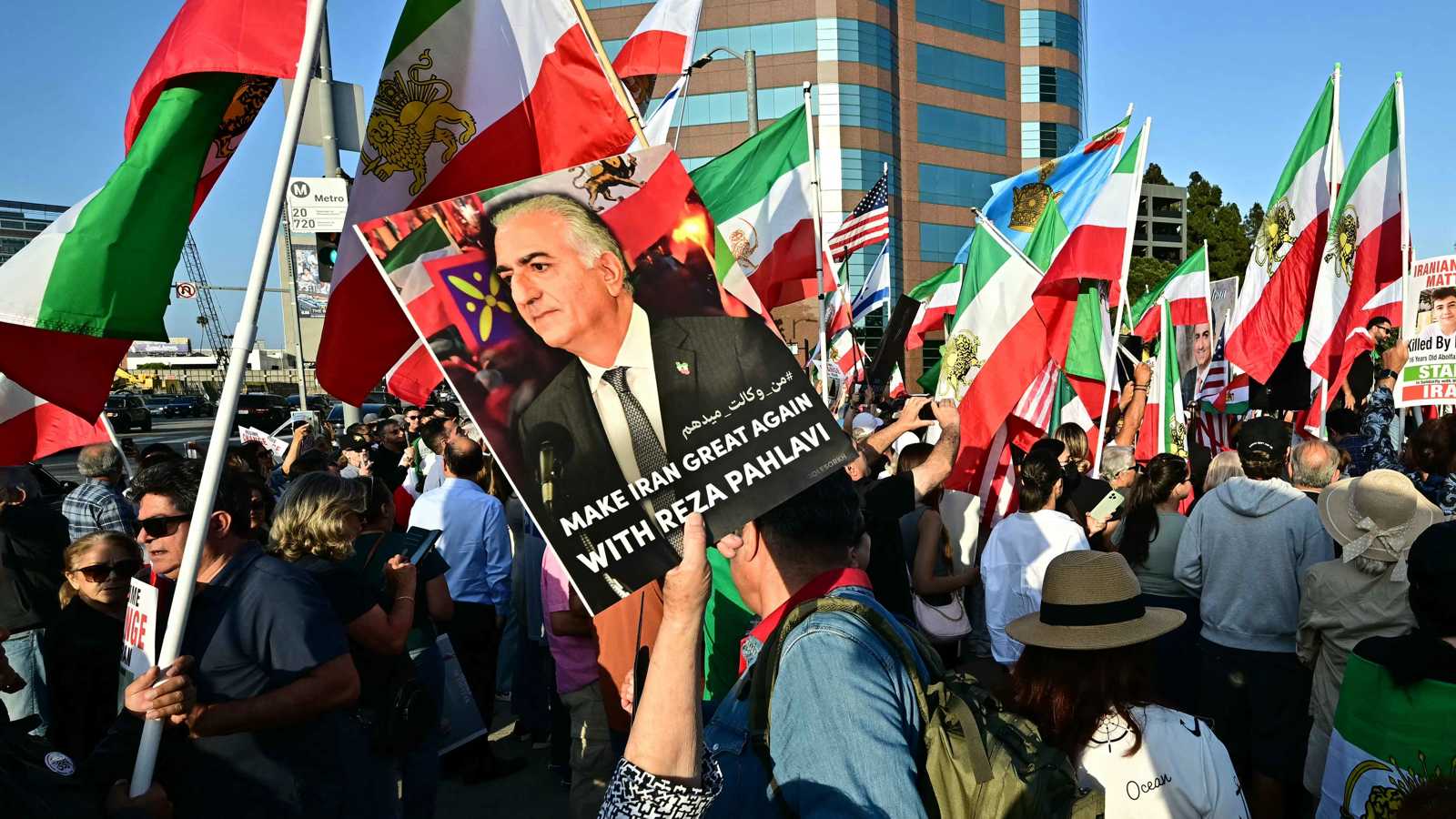 بهلوي يؤجج التظاهرات وطهران تقطع الإنترنت.. الحراك الإيراني "على المحك"