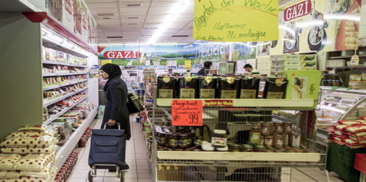 انهيار الليرة ينذر بوقوع أزمة بمواد الغذاء في تركيا