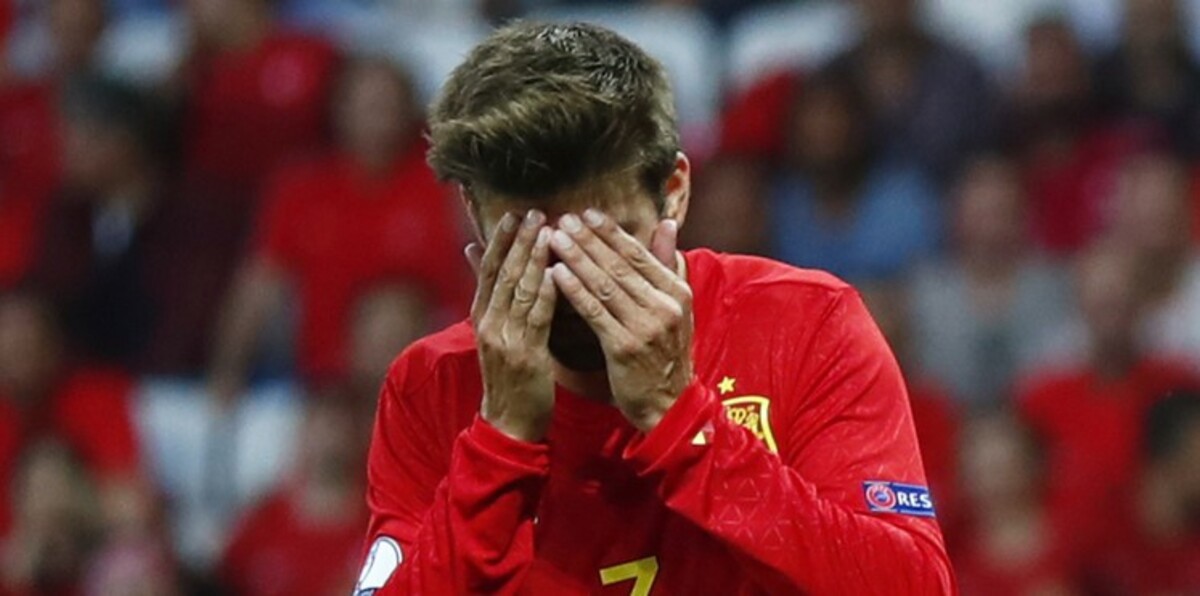 بيكيه يفاجئ أبيدال على الهواء (فيديو)