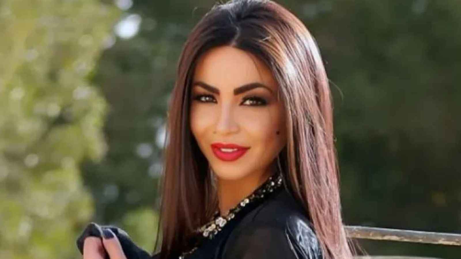 "انتهاك لخصوصيتي".. دوللي شاهين ترد على طلب تغطية ساقيها (فيديو)