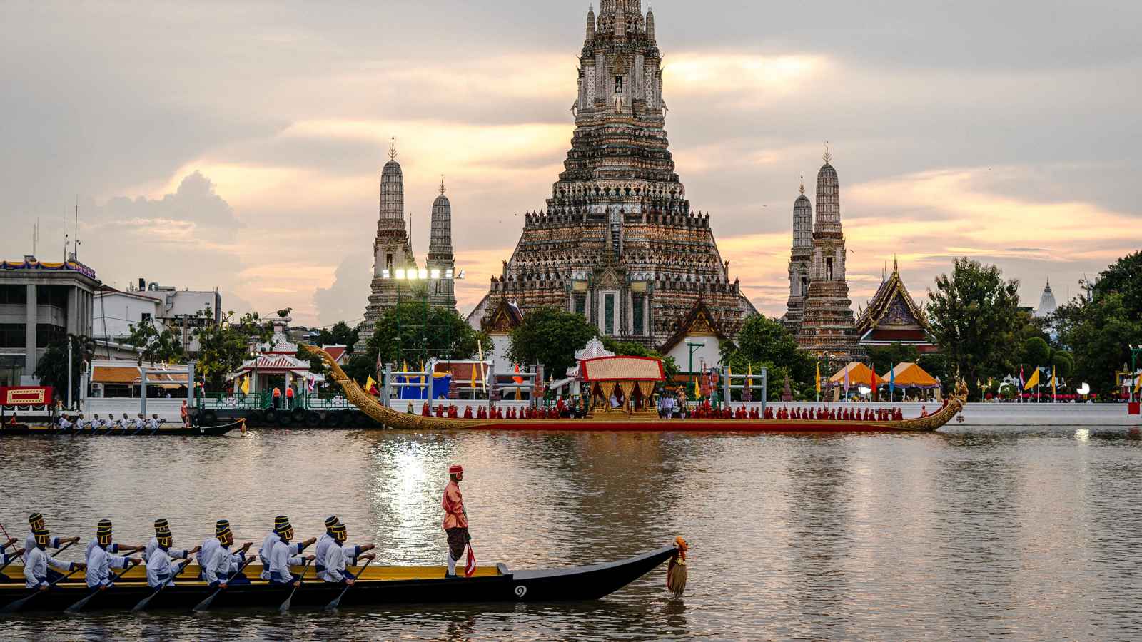 على ضفاف "تشاو فرايا".. آلاف التايلانديين يتجمهرون لمشاهدة الأسطول الملكي (صور)